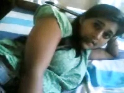 खोडकर तरुण मुलगी त्याची पूर्ण लांबी कॅमेऱ्यात घेते