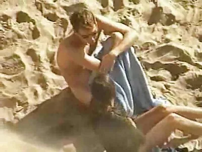 गोरी मुलगी तिच्या वडिलांशी बोलत असताना सेक्स करते
