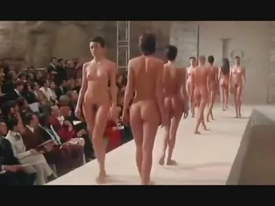 कुरळे केस असलेल्या आबनूस सौंदर्य POV मध्ये fucked होते