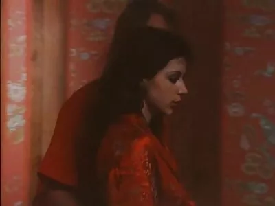 Bodacious श्यामला एका टॅक्सीच्या मागच्या बाजूस हाड मारली