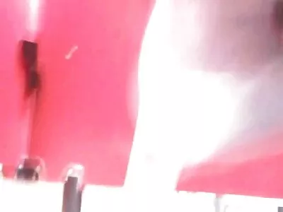 लिली जॉर्डन एका मोठ्या काळ्या कोंबड्याने पूर्णपणे हाताळला