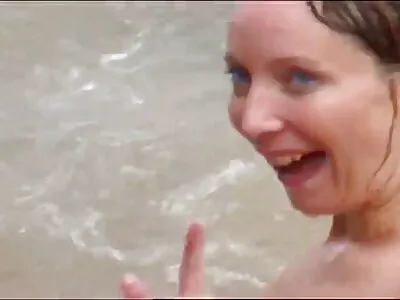 Anissa Kate तिच्या पुच्चीला गुद्द्वार नंतर कम मध्ये झाकून घेते