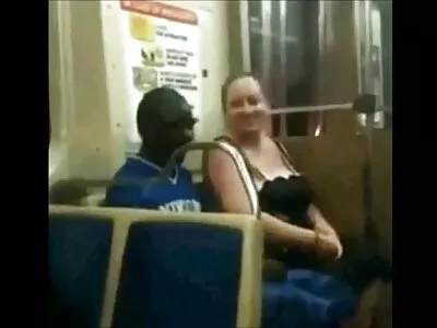 एक गुळगुळीत स्लिट सह Busty गोरा सार्वजनिक मध्ये fucked