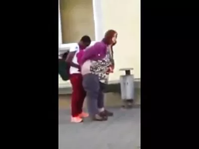 काळ्या स्टॉकिंग्ज मध्ये श्यामला एक प्रचंड cumshot मिळवते